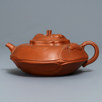 Een Chinese bloemvormige Yixing steengoed theepot met deksel, Kangxi